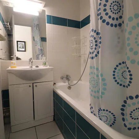 Sete: T2 Avec Terrasse Couverte, Piscine Et Parking En Front De - Fr-1-472a-306 Sète