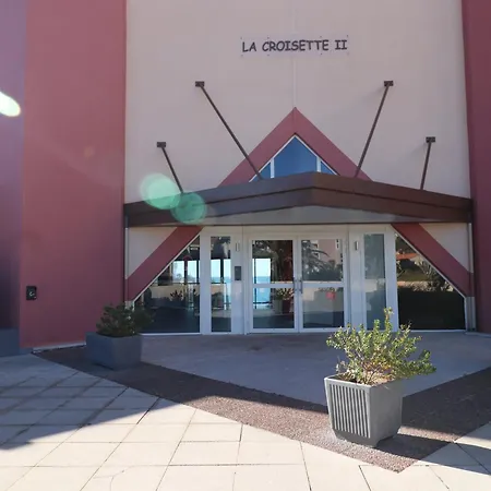 Sete: T2 Avec Terrasse Couverte, Piscine Et Parking En Front De - Fr-1-472a-306 * Sete